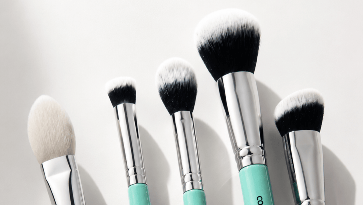 Brochas de maquillaje: cómo limpiarlas, cuidarlas y elegir las imprescindibles - CorazonaBeauty